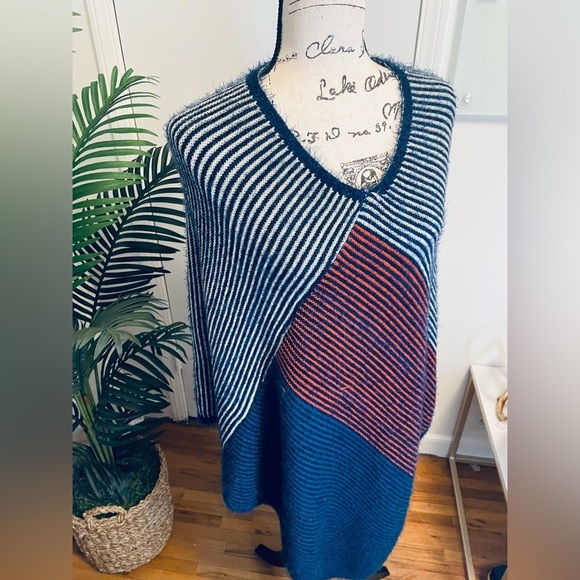 JANICE Poncho Sweater - Picture 6 of 7